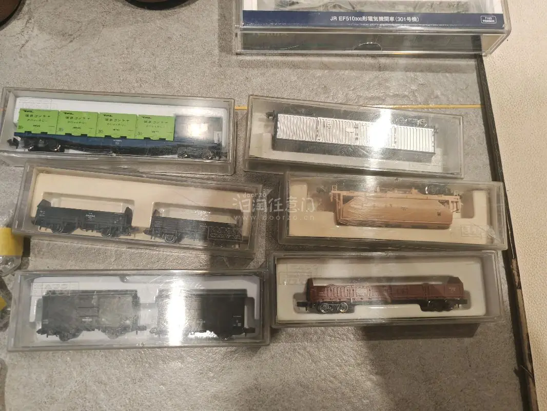 作为N比例火车模型圈内认可度颇高的两款作品，Tomix EF510和Kato火车车厢放在一起拼车，总能碰撞出不一样的精致感。 Tomix EF510作为经典电力机车，车身线条流畅，车灯还原度精准，转向架细节刻画到位，走行机构顺滑稳定，哪怕长时间连续运行也很少出现脱轨...