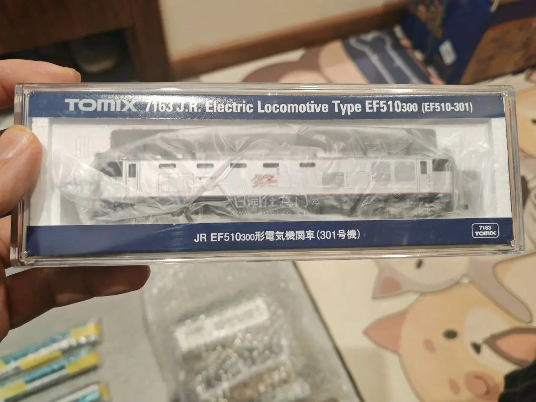 作为N比例火车模型圈内认可度颇高的两款作品，Tomix EF510和Kato火车车厢放在一起拼车，总能碰撞出不一样的精致感。 Tomix EF510作为经典电力机车，车身线条流畅，车灯还原度精准，转向架细节刻画到位，走行机构顺滑稳定，哪怕长时间连续运行也很少出现脱轨...