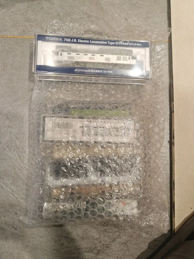 作为N比例火车模型圈内认可度颇高的两款作品，Tomix EF510和Kato火车车厢放在一起拼车，总能碰撞出不一样的精致感。 Tomix EF510作为经典电力机车，车身线条流畅，车灯还原度精准，转向架细节刻画到位，走行机构顺滑稳定，哪怕长时间连续运行也很少出现脱轨...