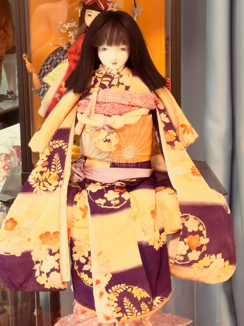 最让人心动的，是那身极致华美的和服。正绢面料泛着柔和光泽，友禅染的纹样雅致细腻，从樱花、菊纹到古典几何，一针一线皆为手工缝制￼￼￼。腰带繁复打结，衣袂垂坠自然，每一处剪裁、每一个细节，都还原着日式传统服饰的精致与考究。为它轻轻整理衣摆时，仿佛在呵护一件稀世艺术品，那...