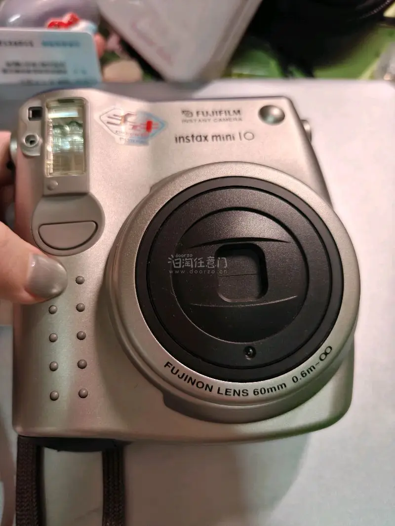 买了一个非常好价的mini10，最后兜兜转转还是买了mini10，成像非常锐利我很喜欢，还买了一件梦展望的连衣裙，以及一件PUMA的古着卫衣