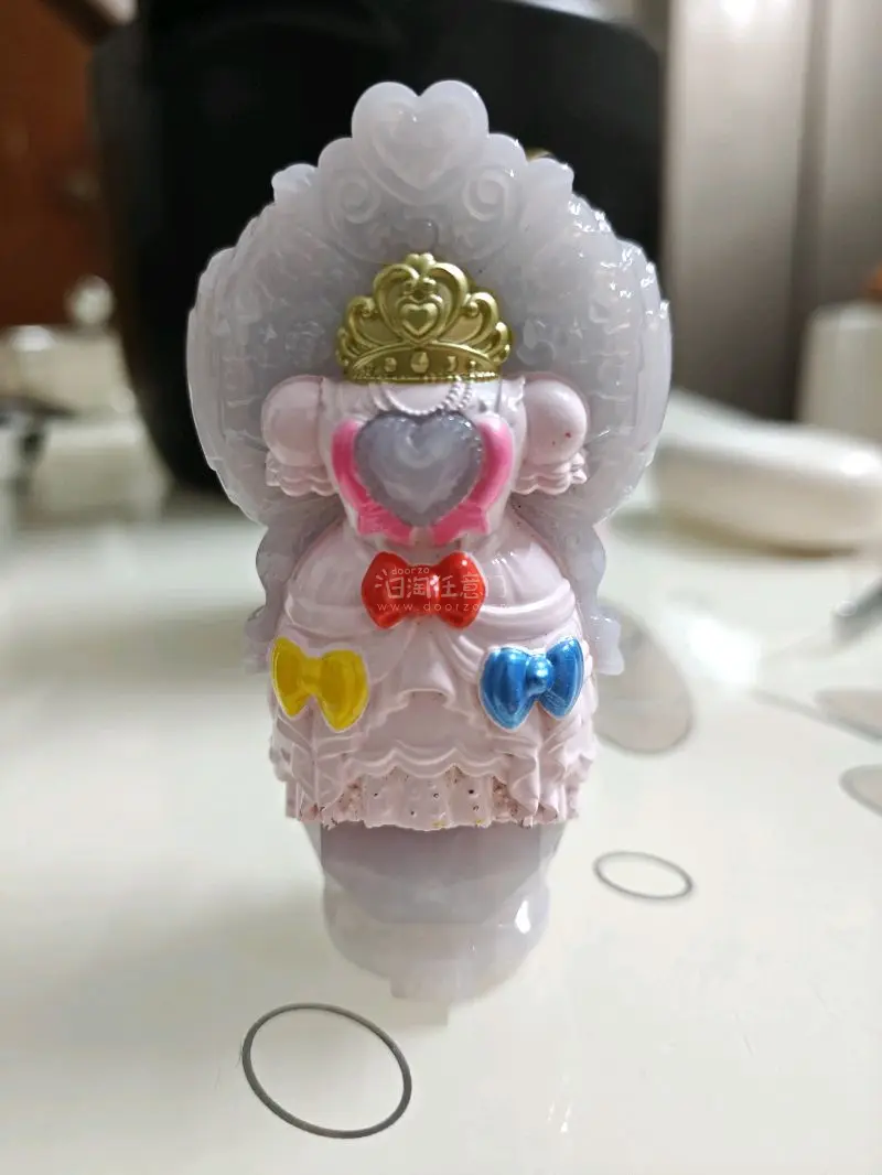 这款光之美少女皇家钥匙玩具，以粉白为主色调，搭配金、蓝、黄等亮色点缀，造型精致可爱，充满童话梦幻感。细节处如蝴蝶结与宝石装饰，尽显匠心，是粉丝收藏或角色扮演的理想之选，兼具观赏与把玩价值。