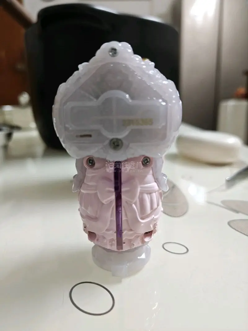 这款光之美少女皇家钥匙玩具，以粉白为主色调，搭配金、蓝、黄等亮色点缀，造型精致可爱，充满童话梦幻感。细节处如蝴蝶结与宝石装饰，尽显匠心，是粉丝收藏或角色扮演的理想之选，兼具观赏与把玩价值。