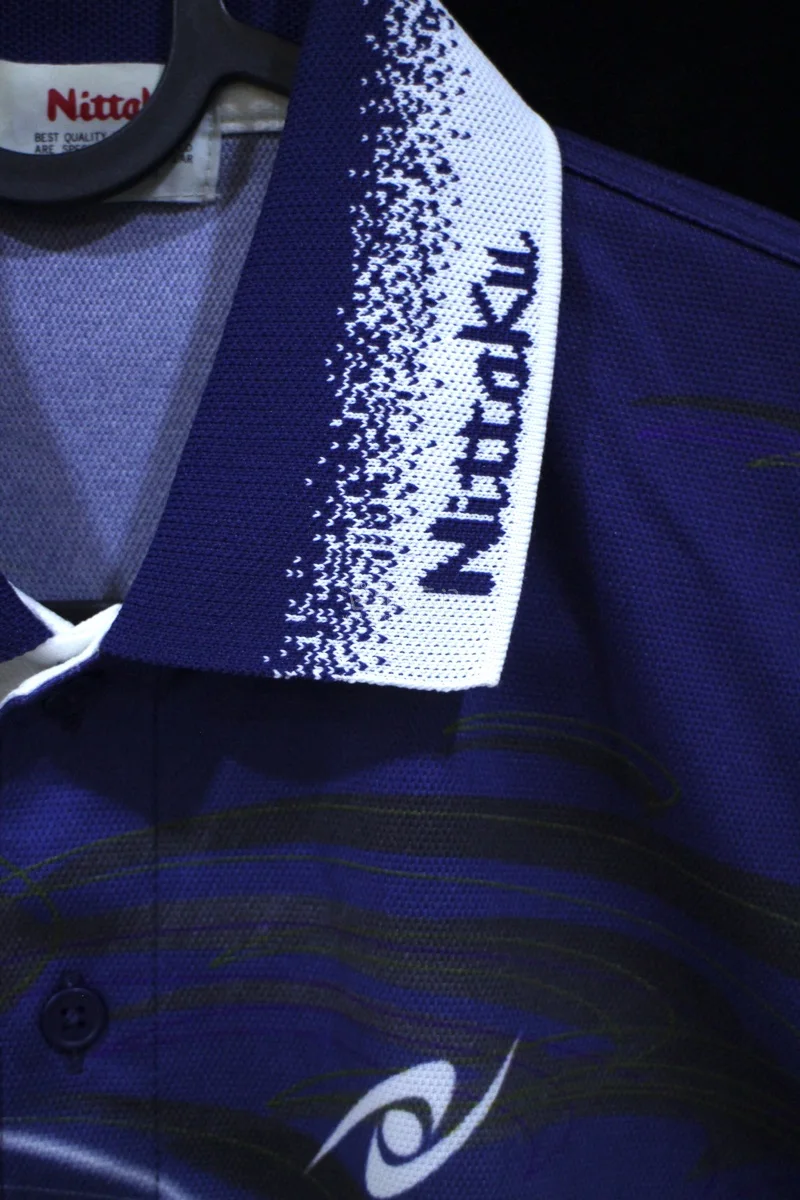 终于挖到心仪绝版蝴蝶乒乓球衣！日版正品带标，面料版型超正，成色很新。平台代拍靠谱，入库清晰，包装用心，国际物流稳，以后淘乒乓装备认准挖煤姬！