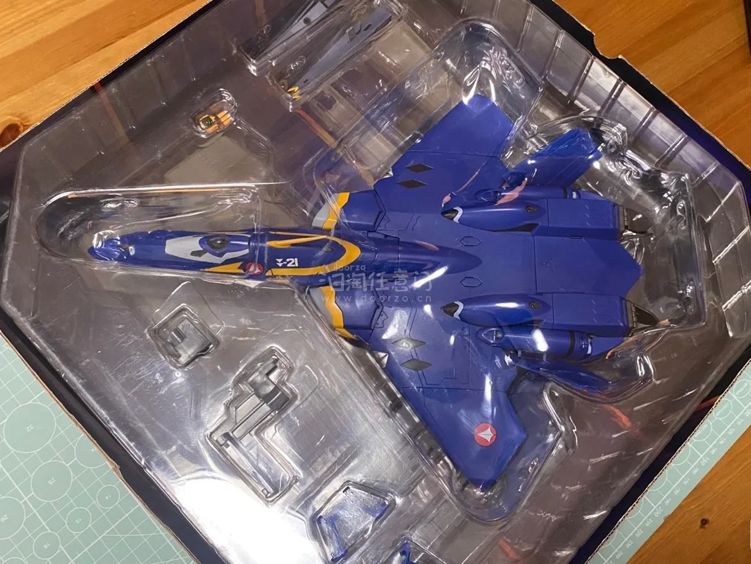 终于盼到了！拆开严实的包装，这款《超时空要塞Plus》1/60模型完美无瑕。漆面光洁，关节紧实，每一处细节都让我激动不已，这就是梦寐以求的完美藏品！