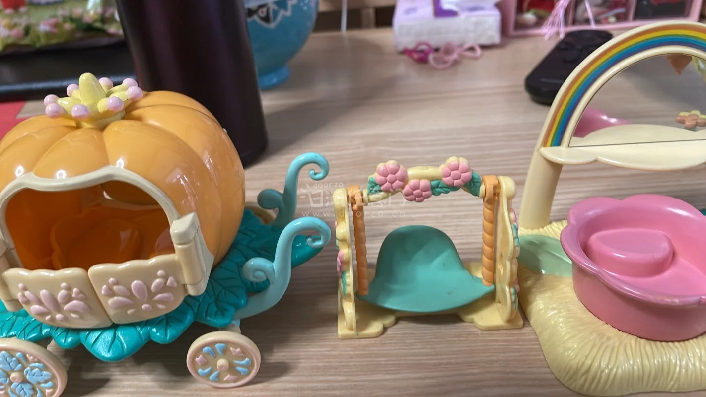 两箱EMS同时发出，一箱收到了，一箱又被扣住补充申报，最近频繁被扣住，也是挺讨厌的。这箱有玩具，还有书，不重，所以海关没扣住，那箱有11斤多，都是书，估计目标太大了吧。