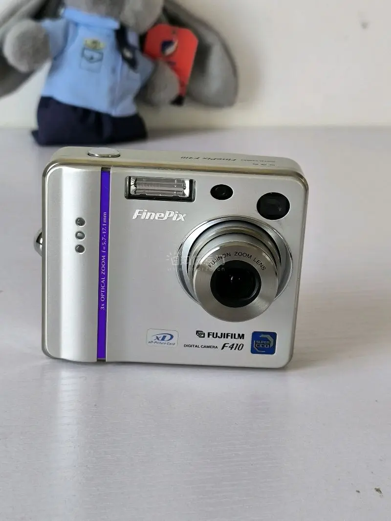 挖煤姬4月开箱，日淘CCD安全下车。我的春日踏春必备相机
终于等到挖煤姬4月包裹开箱！这次成功入手三台复古CCD，分别是富士F410、卡西欧V7和奥林巴斯u40，妥妥为春日踏春准备的拍照神器。
富士F410成色很新，还附赠电池和充电器，滑动开机的设计复古又有质感，拍...