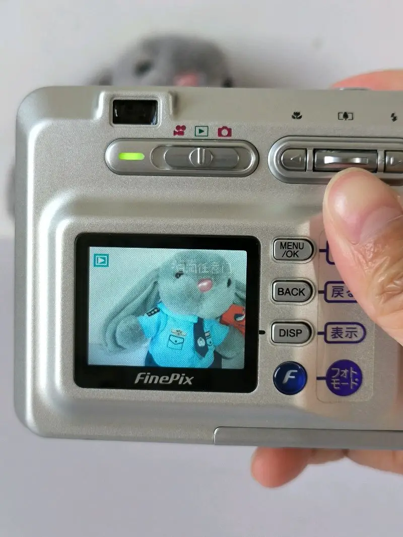 挖煤姬4月开箱，日淘CCD安全下车。我的春日踏春必备相机
终于等到挖煤姬4月包裹开箱！这次成功入手三台复古CCD，分别是富士F410、卡西欧V7和奥林巴斯u40，妥妥为春日踏春准备的拍照神器。
富士F410成色很新，还附赠电池和充电器，滑动开机的设计复古又有质感，拍...