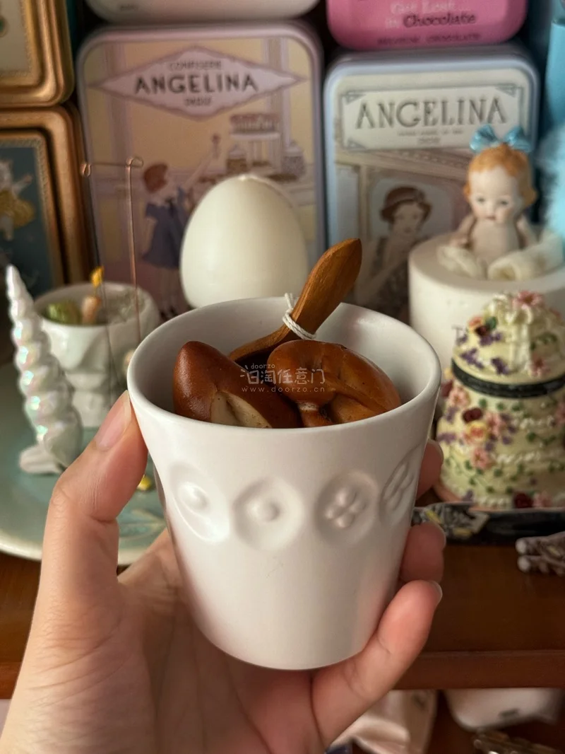 超可爱的chouchou小杯，立马拿来装可爱了！接受现在默认会被税，加上一起运输的一件大衣两条裙子，分摊一下就觉得还行！