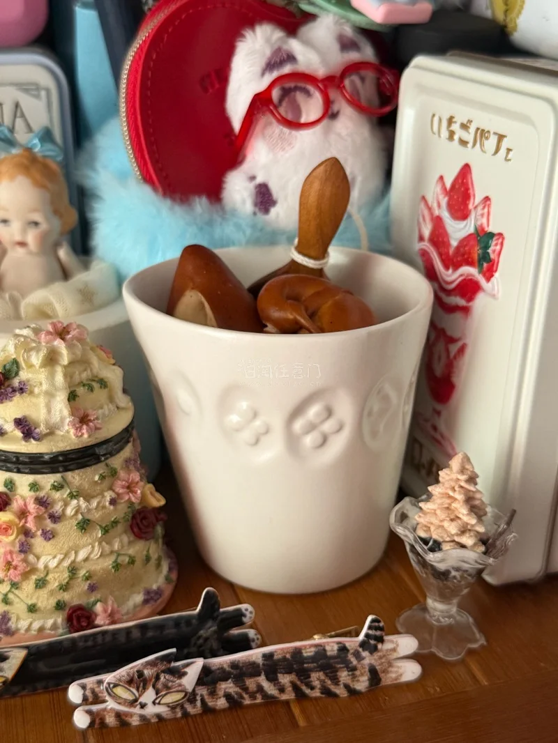 超可爱的chouchou小杯，立马拿来装可爱了！接受现在默认会被税，加上一起运输的一件大衣两条裙子，分摊一下就觉得还行！