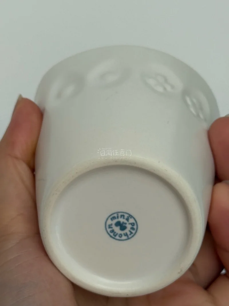 超可爱的chouchou小杯，立马拿来装可爱了！接受现在默认会被税，加上一起运输的一件大衣两条裙子，分摊一下就觉得还行！