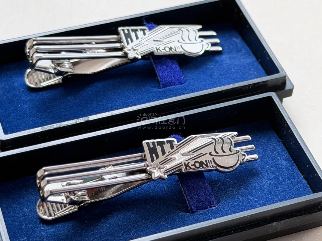 爱来自竹蜻蜓！不用自行申报有如此美味的国际价格，大重量卡册好价到手非常舒适，领针也是跟着一起轻飘飘的到家了