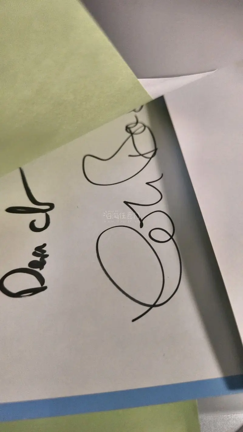 终于在日淘任意门刷到本命乐队的亲笔签名！挂出来瞬间手抖着抢拍，拆箱看到鼓棒上飞溅的墨迹直接泪目。连拨片划痕都原汁原味，隔着包装盒仿佛能听到现场嘶吼。这大概是我离青春最近的一次——感谢任意门让日拍老物件带着故事跨海而来！