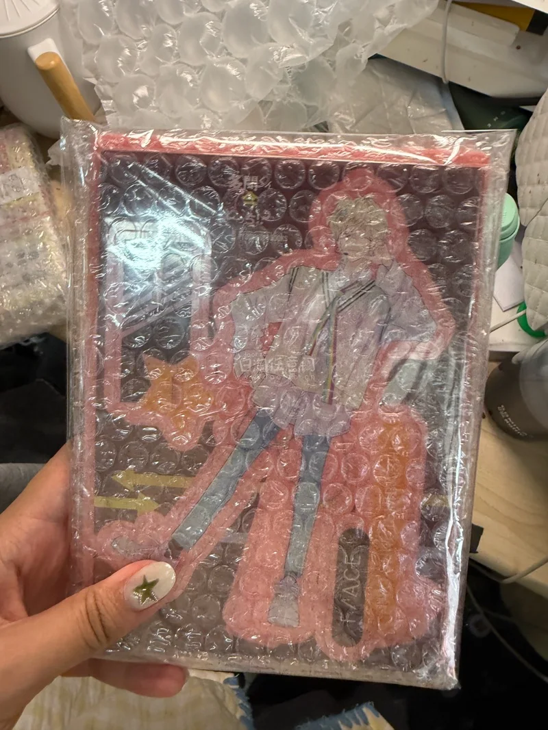 购物体验超棒！包裹包装严实，泡沫袋与塑封双重保护，周边和玩偶完好无损，没有瑕疵与磕碰。卖家包装细心还附赠暖心小纸条，细节满满。商品成色很新，品相超出预期，发货与物流速度都很稳定，整体购物过程顺畅舒心，体验感满分，非常满意，会持续回购～