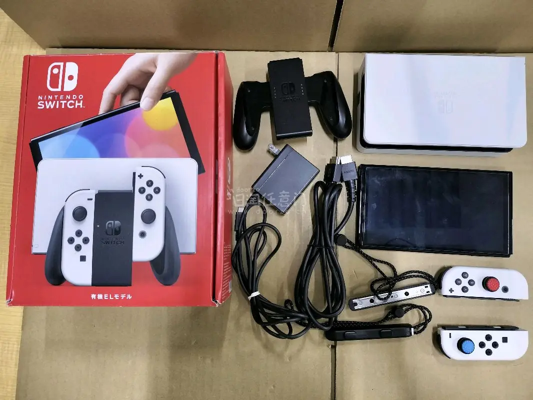 太开心啦！这次煤炉海淘的Switch OLED完美安全下车，体验感直接拉满！? 机器到手成色比预期好太多，机身几乎看不到划痕，OLED屏幕也没有坏点、烧屏痕迹，色彩显示超通透，和卖家描述的“无明显损伤或污渍”完全一致，连原装包装盒都保存得很完好。
 
平台附带的数码...