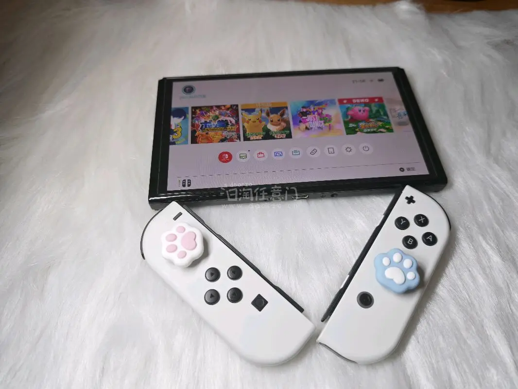 太开心啦！这次煤炉海淘的Switch OLED完美安全下车，体验感直接拉满！? 机器到手成色比预期好太多，机身几乎看不到划痕，OLED屏幕也没有坏点、烧屏痕迹，色彩显示超通透，和卖家描述的“无明显损伤或污渍”完全一致，连原装包装盒都保存得很完好。
 
平台附带的数码...