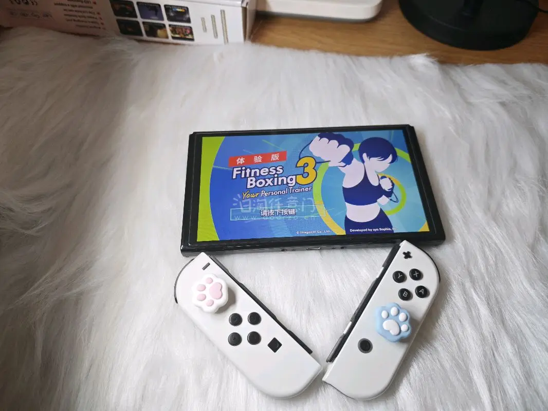 太开心啦！这次煤炉海淘的Switch OLED完美安全下车，体验感直接拉满！? 机器到手成色比预期好太多，机身几乎看不到划痕，OLED屏幕也没有坏点、烧屏痕迹，色彩显示超通透，和卖家描述的“无明显损伤或污渍”完全一致，连原装包装盒都保存得很完好。
 
平台附带的数码...