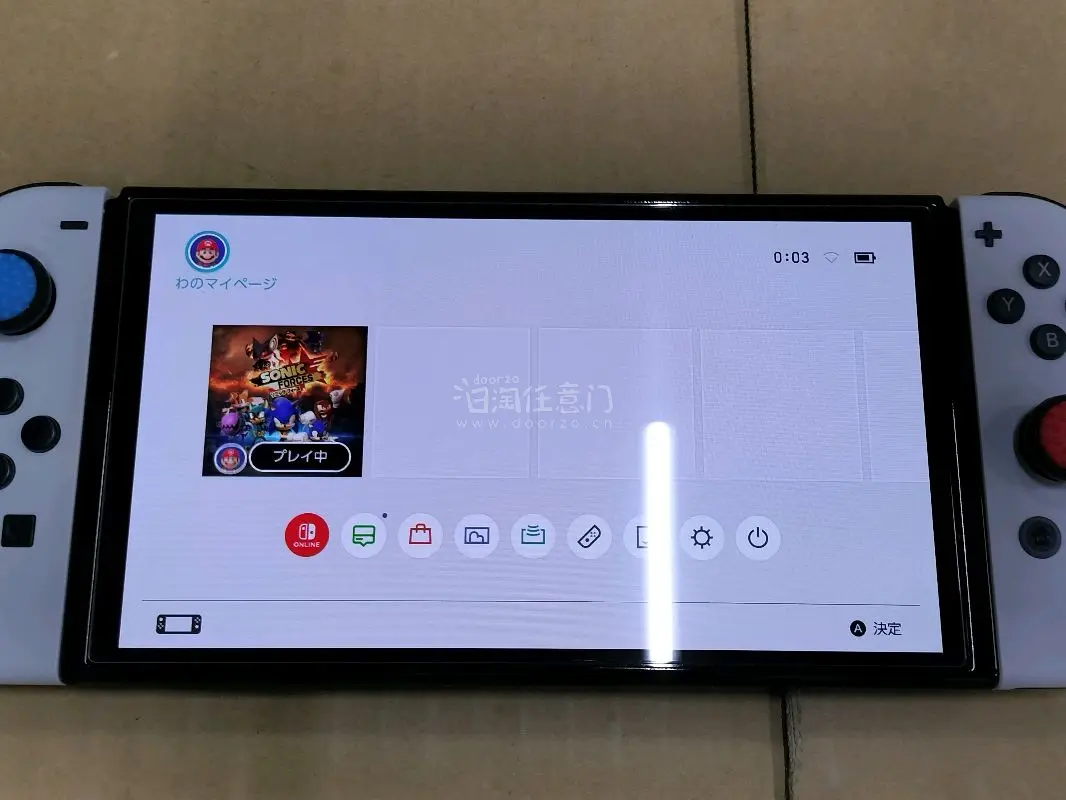 太开心啦！这次煤炉海淘的Switch OLED完美安全下车，体验感直接拉满！? 机器到手成色比预期好太多，机身几乎看不到划痕，OLED屏幕也没有坏点、烧屏痕迹，色彩显示超通透，和卖家描述的“无明显损伤或污渍”完全一致，连原装包装盒都保存得很完好。
 
平台附带的数码...