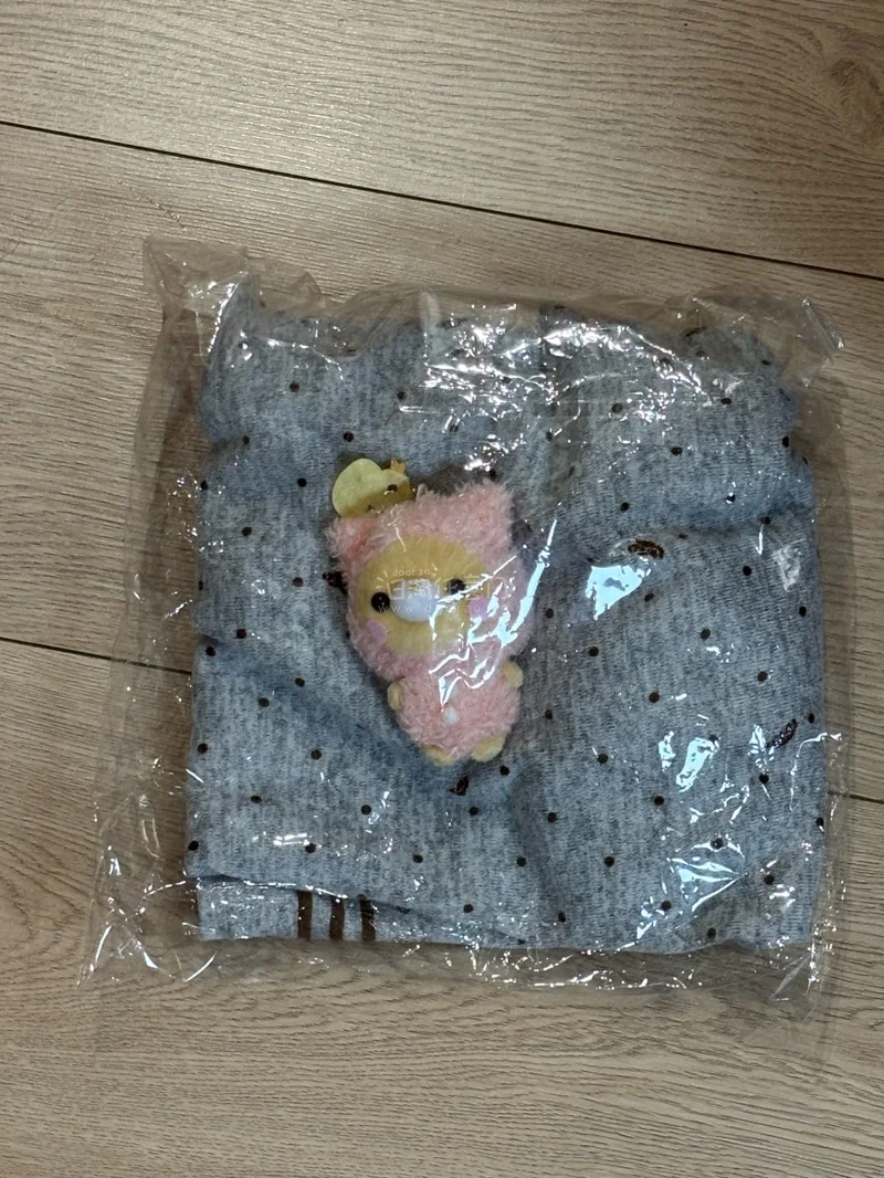 买了一件小猪牌衣服，韩淘来的。符合预期，卖家还赠送了一只可爱的小猪玩偶挂件，衣服下摆的猫咪小猪图案我很喜欢，两个口袋的设计很实用，衣服远看呈现波点图案是我喜欢的