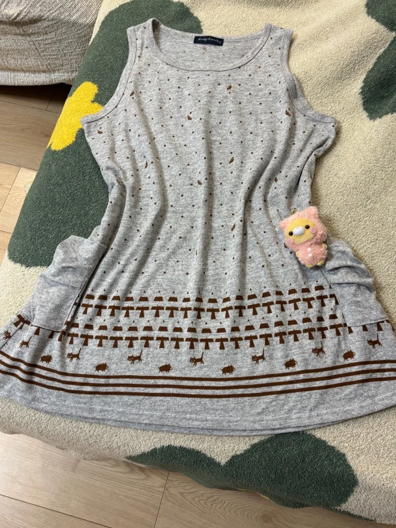 买了一件小猪牌衣服，韩淘来的。符合预期，卖家还赠送了一只可爱的小猪玩偶挂件，衣服下摆的猫咪小猪图案我很喜欢，两个口袋的设计很实用，衣服远看呈现波点图案是我喜欢的