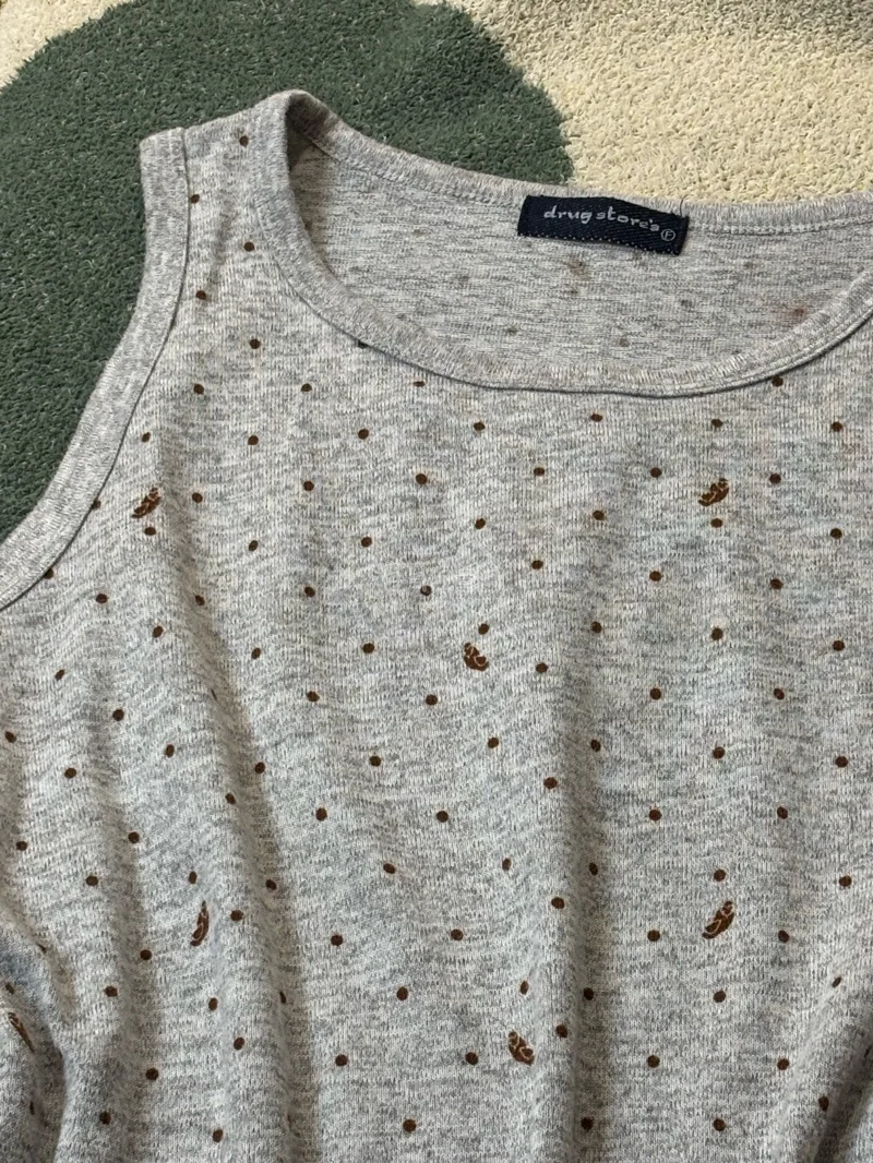 买了一件小猪牌衣服，韩淘来的。符合预期，卖家还赠送了一只可爱的小猪玩偶挂件，衣服下摆的猫咪小猪图案我很喜欢，两个口袋的设计很实用，衣服远看呈现波点图案是我喜欢的