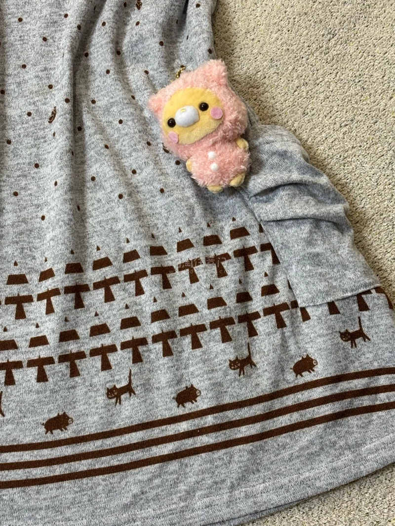 买了一件小猪牌衣服，韩淘来的。符合预期，卖家还赠送了一只可爱的小猪玩偶挂件，衣服下摆的猫咪小猪图案我很喜欢，两个口袋的设计很实用，衣服远看呈现波点图案是我喜欢的