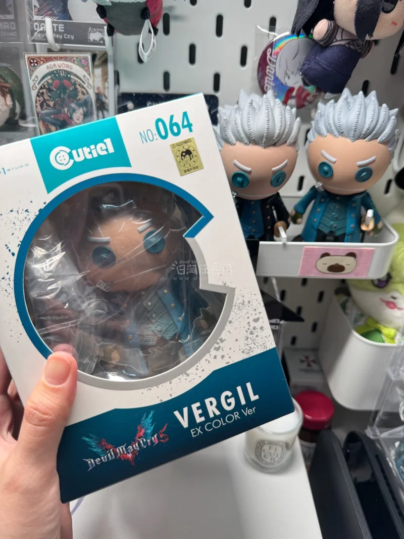 从上次第七次开始都是小盒子啦，模玩给我保护的很好！没有压坏。就是没想到但丁那个亚克力挂件真的好小一个，还没我掌心大哈哈。这次也运输的很快～