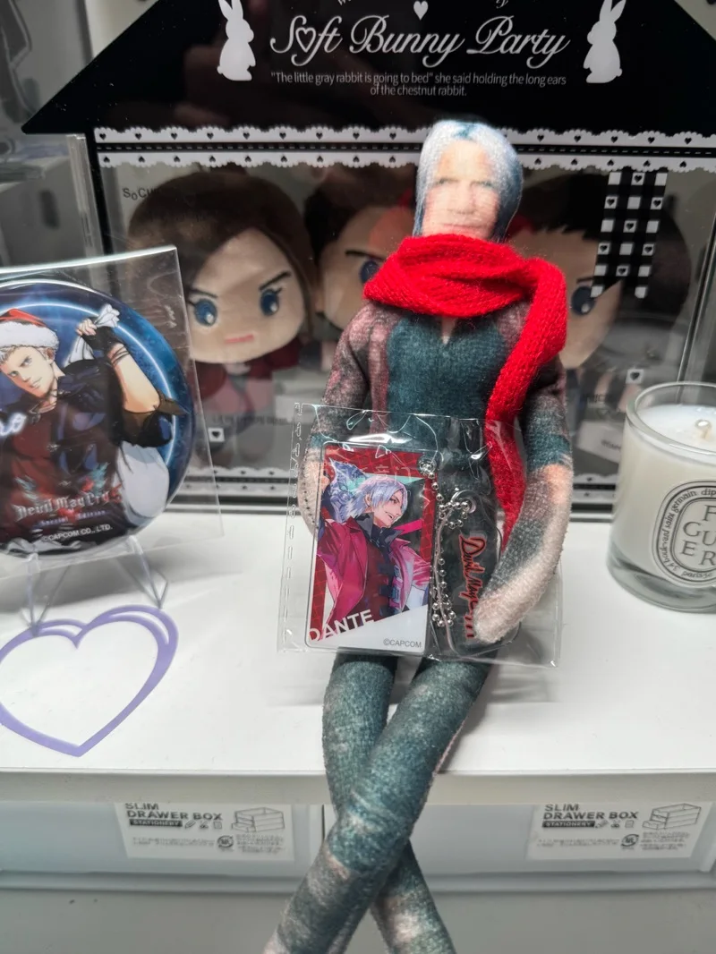 从上次第七次开始都是小盒子啦，模玩给我保护的很好！没有压坏。就是没想到但丁那个亚克力挂件真的好小一个，还没我掌心大哈哈。这次也运输的很快～