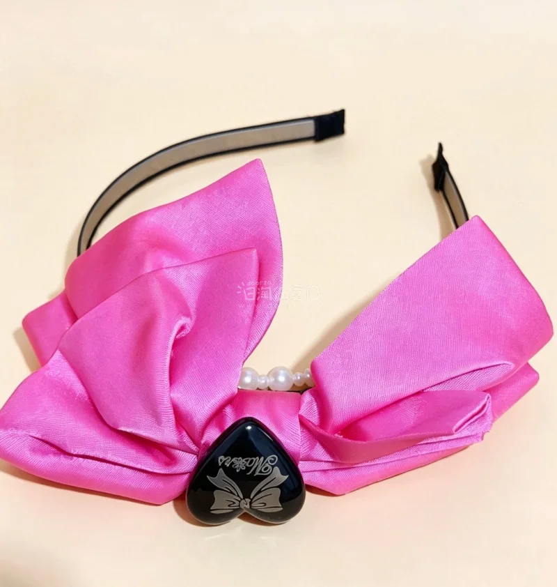 玫粉色缎面蝴蝶结发箍，搭配黑桃心与珍珠链条装饰，款式简约大方，甜美又百搭，日常佩戴很显气质。谁能拒绝这只又甜又酷的玫粉色蝴蝶结发箍啊！自带柔光滤镜的缎面蝴蝶结，搭配黑桃心+珍珠链条的小心机设计，甜酷平衡得刚刚好～戴上瞬间拉高颅顶，脸型直接小一圈，温柔里带着一点俏皮，...