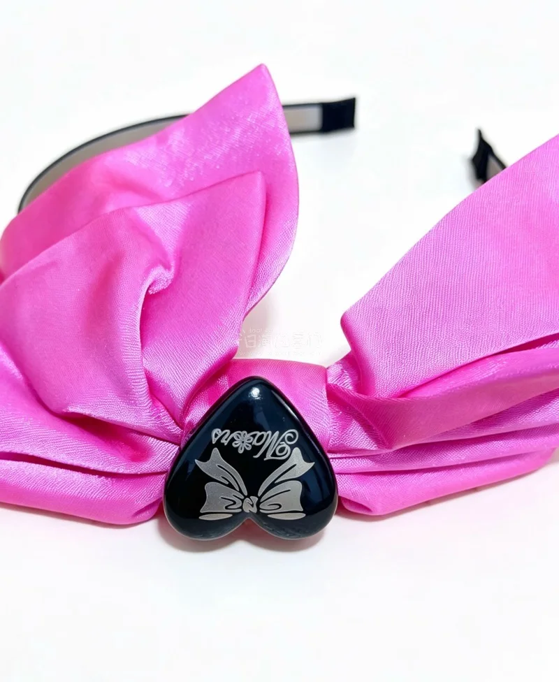 玫粉色缎面蝴蝶结发箍，搭配黑桃心与珍珠链条装饰，款式简约大方，甜美又百搭，日常佩戴很显气质。谁能拒绝这只又甜又酷的玫粉色蝴蝶结发箍啊！自带柔光滤镜的缎面蝴蝶结，搭配黑桃心+珍珠链条的小心机设计，甜酷平衡得刚刚好～戴上瞬间拉高颅顶，脸型直接小一圈，温柔里带着一点俏皮，...