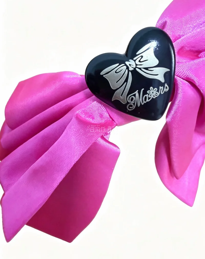 玫粉色缎面蝴蝶结发箍，搭配黑桃心与珍珠链条装饰，款式简约大方，甜美又百搭，日常佩戴很显气质。谁能拒绝这只又甜又酷的玫粉色蝴蝶结发箍啊！自带柔光滤镜的缎面蝴蝶结，搭配黑桃心+珍珠链条的小心机设计，甜酷平衡得刚刚好～戴上瞬间拉高颅顶，脸型直接小一圈，温柔里带着一点俏皮，...
