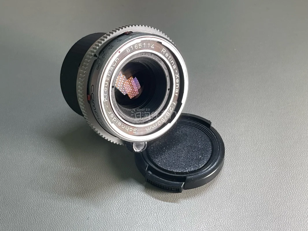 通过挖煤姬淘到了一只dkl口的施耐德Xenar 50/2.8镜头，因其淡雅的色彩，也被誉为“真水无香”
镜头整体为金属黄铜制作，手感很好，设计小巧精致，把玩拍摄皆宜
装在我的雷丁娜iiiS上，这个春天可以愉快拍摄了
挖煤姬的物流很快，包装扎实，到手完好，所见即所得