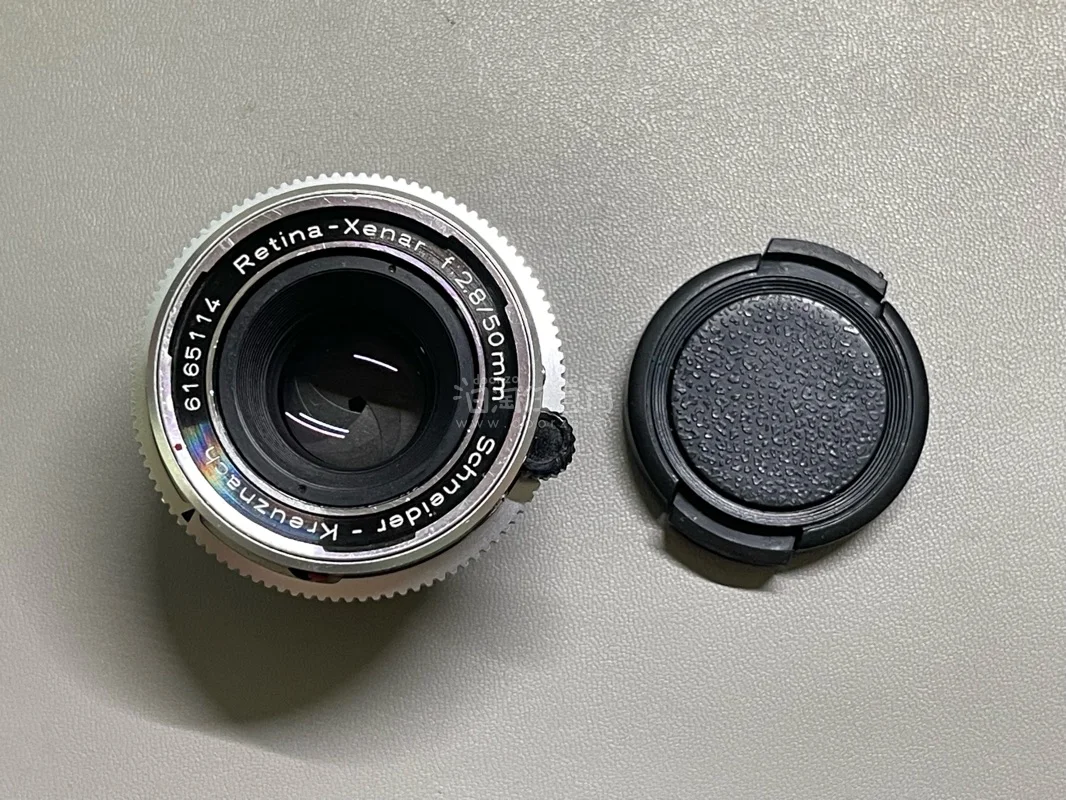 通过挖煤姬淘到了一只dkl口的施耐德Xenar 50/2.8镜头，因其淡雅的色彩，也被誉为“真水无香”
镜头整体为金属黄铜制作，手感很好，设计小巧精致，把玩拍摄皆宜
装在我的雷丁娜iiiS上，这个春天可以愉快拍摄了
挖煤姬的物流很快，包装扎实，到手完好，所见即所得