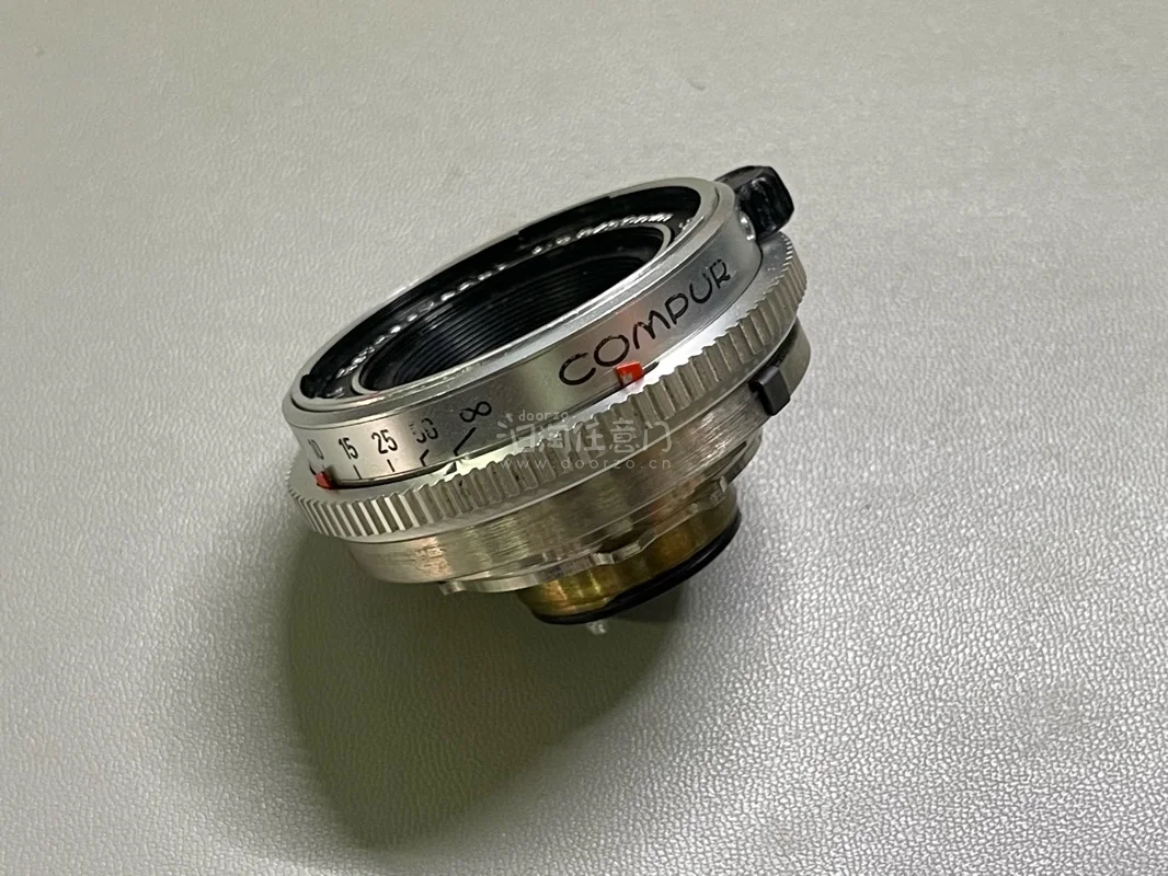 通过挖煤姬淘到了一只dkl口的施耐德Xenar 50/2.8镜头，因其淡雅的色彩，也被誉为“真水无香”
镜头整体为金属黄铜制作，手感很好，设计小巧精致，把玩拍摄皆宜
装在我的雷丁娜iiiS上，这个春天可以愉快拍摄了
挖煤姬的物流很快，包装扎实，到手完好，所见即所得