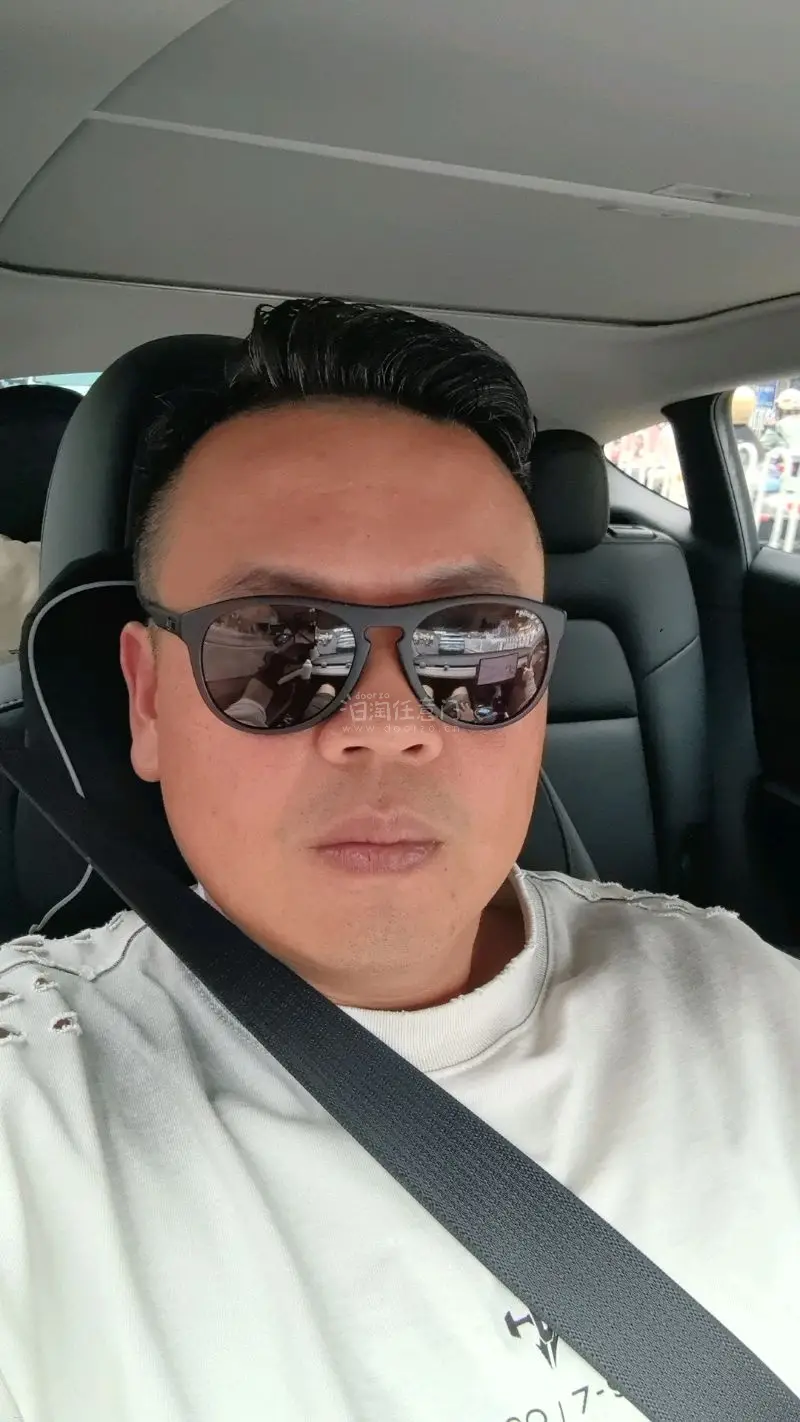 我最近购买了一副茶色police太阳镜，整体体验非常满意。首先，太阳镜的外观设计非常时尚，茶色的镜片搭配经典的police标志，显得既酷炫又不失优雅。镜框的材质轻盈坚固，佩戴时几乎感觉不到重量，非常适合长时间使用。

在性能方面，茶色镜片提供了良好的防紫外线功能，能...