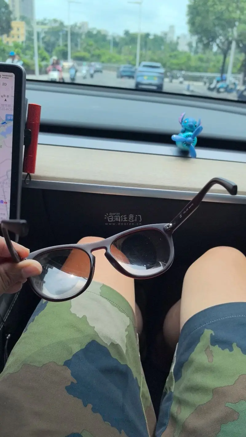 我最近购买了一副茶色police太阳镜，整体体验非常满意。首先，太阳镜的外观设计非常时尚，茶色的镜片搭配经典的police标志，显得既酷炫又不失优雅。镜框的材质轻盈坚固，佩戴时几乎感觉不到重量，非常适合长时间使用。

在性能方面，茶色镜片提供了良好的防紫外线功能，能...