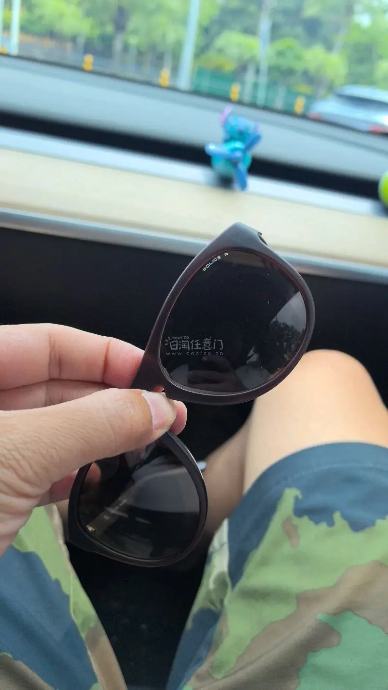 我最近购买了一副茶色police太阳镜，整体体验非常满意。首先，太阳镜的外观设计非常时尚，茶色的镜片搭配经典的police标志，显得既酷炫又不失优雅。镜框的材质轻盈坚固，佩戴时几乎感觉不到重量，非常适合长时间使用。

在性能方面，茶色镜片提供了良好的防紫外线功能，能...