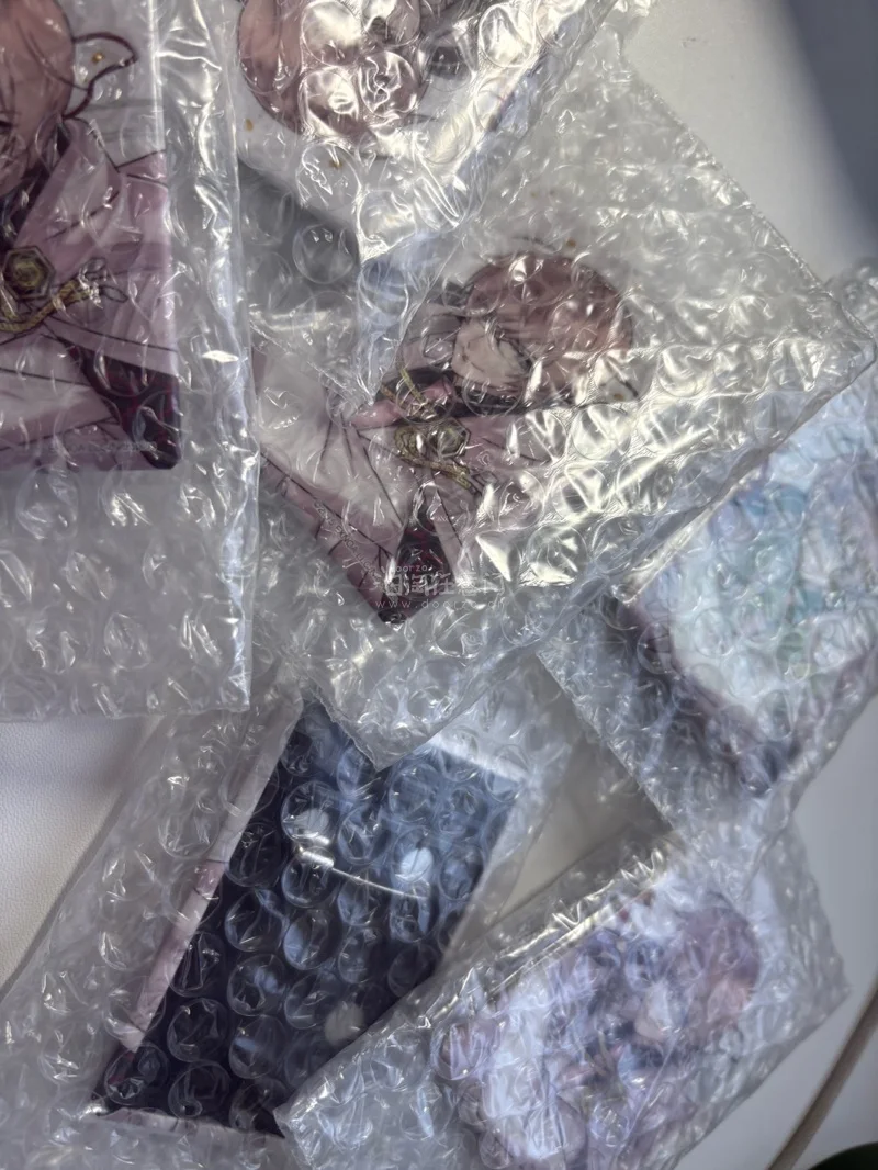 龟甲真宗的五周年吧唧真的太貌美了！卖家的品相描述完全没虚标，吧唧全新无瑕，每个都用保护袋包好了。挖煤姬的打包也很靠谱，还额外套了气泡膜，到手的时候连运输压痕都没有，全程体验超安心，强烈推荐！