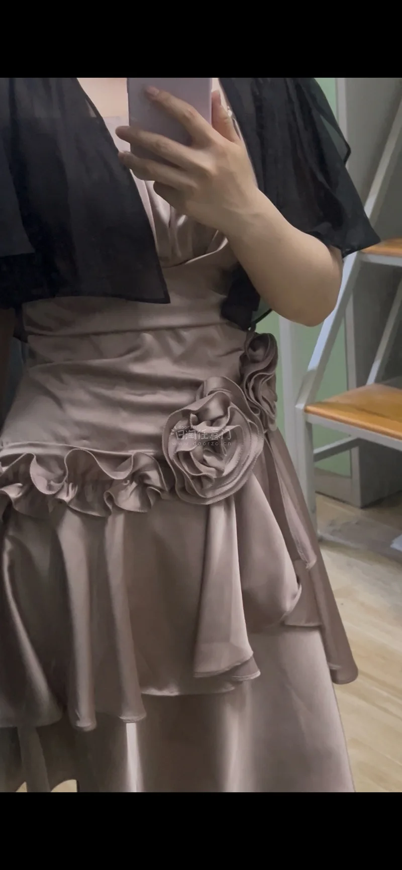 连衣裙成色很新，有一件还带吊牌，价格超划算，面料手感好，做工也很细致，竹蜻蜓快递速度还可以，日淘很方便