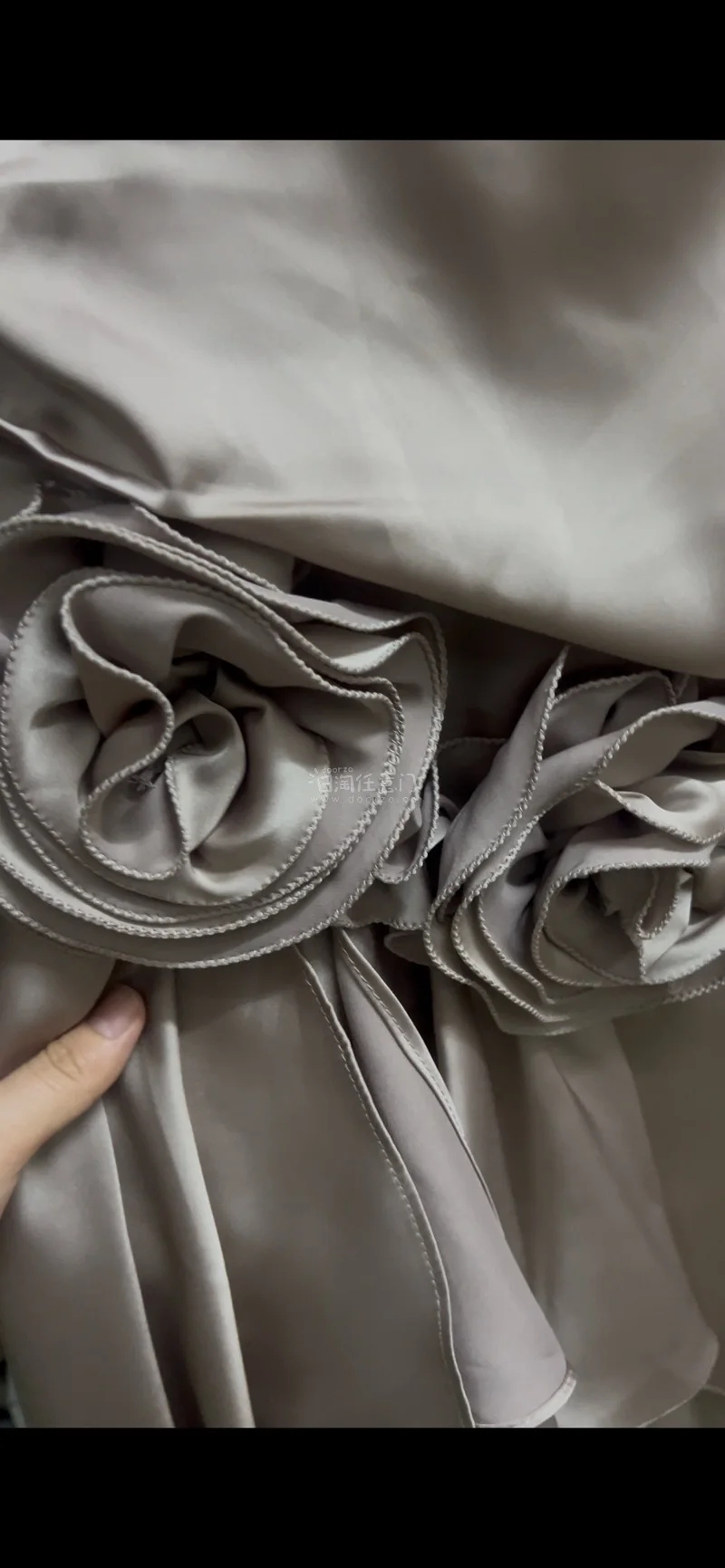 连衣裙成色很新，有一件还带吊牌，价格超划算，面料手感好，做工也很细致，竹蜻蜓快递速度还可以，日淘很方便