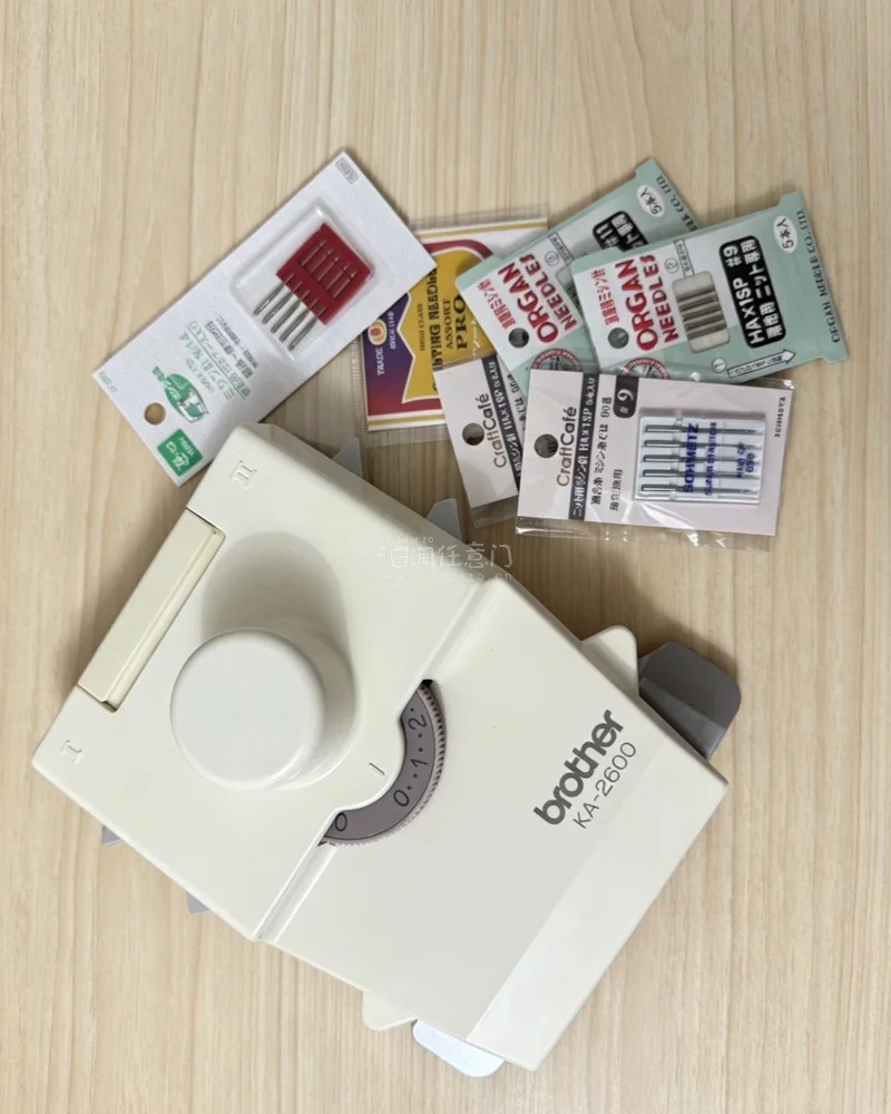 因为急用机针，所以第一次走邮政EPL空运路线，发货快物流也快，7天就拿到手了，选的箱子是刚刚好的，摆放得特别整齐，强迫症表示非常舒适。
这是兄弟3针机的嵌花机头，日拍上捡漏的，非常喜欢挖煤姬的日拍，出价迅速又丝滑，体验很好。