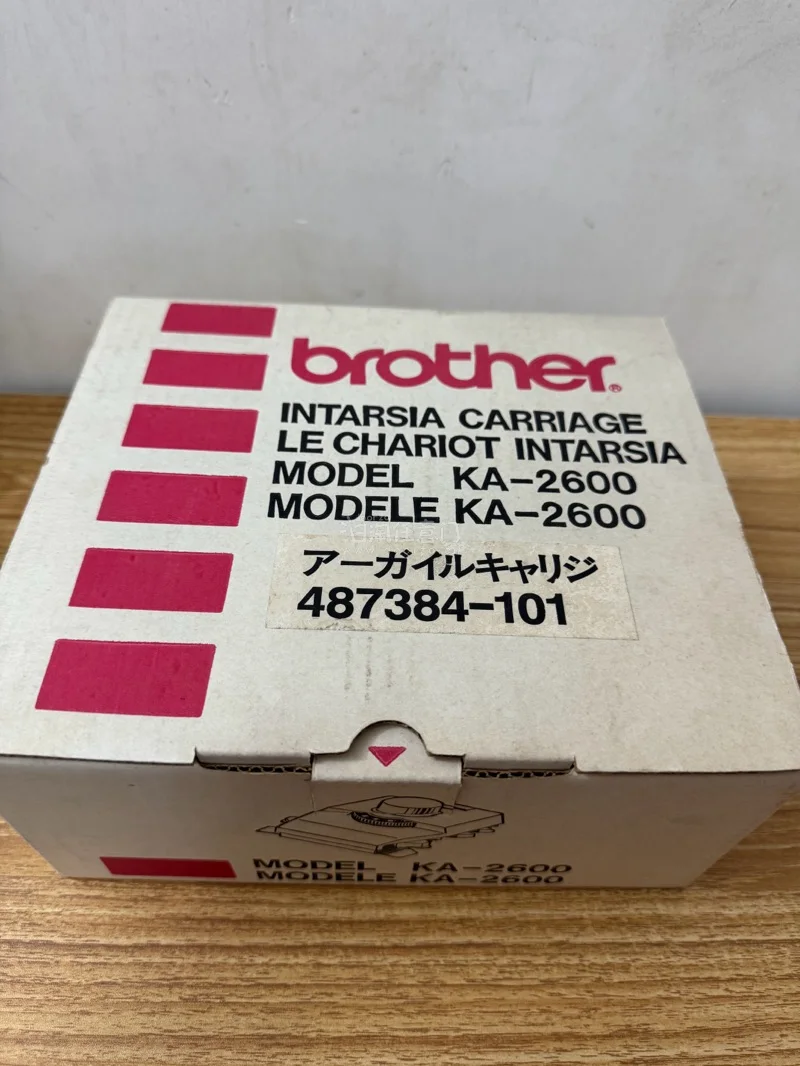 因为急用机针，所以第一次走邮政EPL空运路线，发货快物流也快，7天就拿到手了，选的箱子是刚刚好的，摆放得特别整齐，强迫症表示非常舒适。
这是兄弟3针机的嵌花机头，日拍上捡漏的，非常喜欢挖煤姬的日拍，出价迅速又丝滑，体验很好。