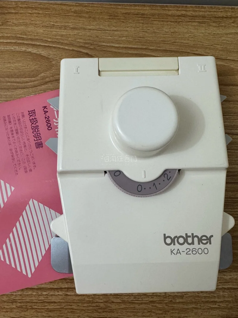 因为急用机针，所以第一次走邮政EPL空运路线，发货快物流也快，7天就拿到手了，选的箱子是刚刚好的，摆放得特别整齐，强迫症表示非常舒适。
这是兄弟3针机的嵌花机头，日拍上捡漏的，非常喜欢挖煤姬的日拍，出价迅速又丝滑，体验很好。