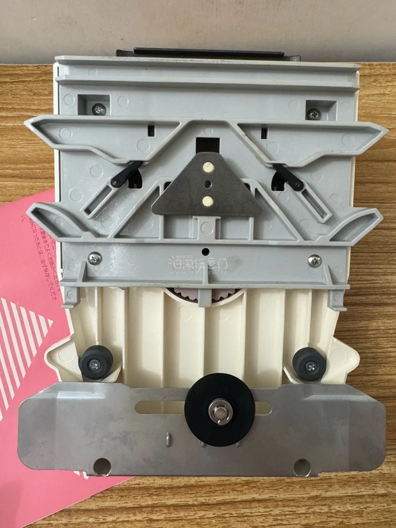 因为急用机针，所以第一次走邮政EPL空运路线，发货快物流也快，7天就拿到手了，选的箱子是刚刚好的，摆放得特别整齐，强迫症表示非常舒适。
这是兄弟3针机的嵌花机头，日拍上捡漏的，非常喜欢挖煤姬的日拍，出价迅速又丝滑，体验很好。