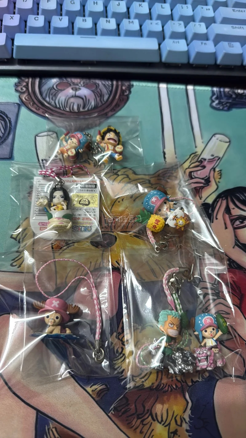 这次很开心在挖煤姬上买到了海贼王人物的区域限定挂件，有群马女帝、冲绳路飞、索隆、乔巴，很满足，每件物品包装很好，品相也很好