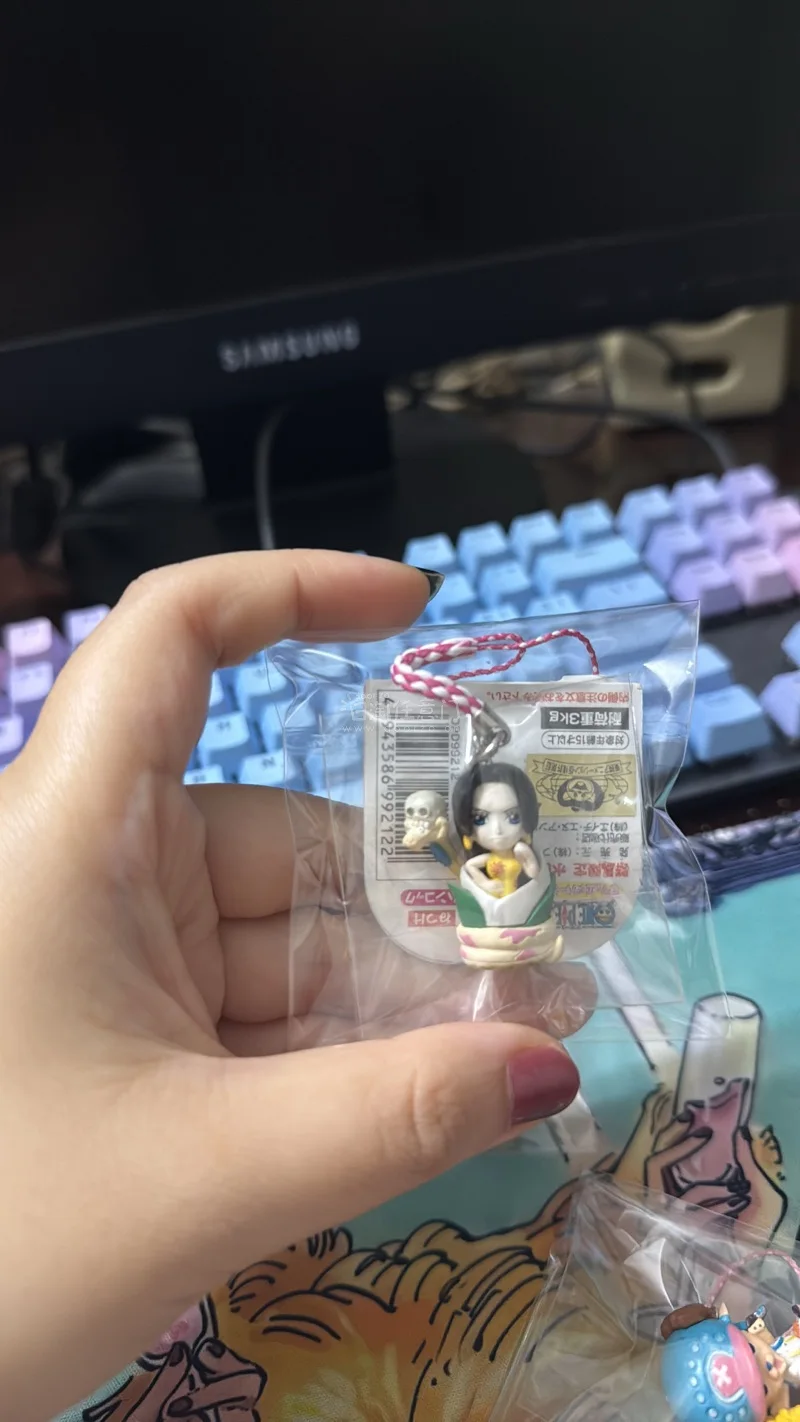 这次很开心在挖煤姬上买到了海贼王人物的区域限定挂件，有群马女帝、冲绳路飞、索隆、乔巴，很满足，每件物品包装很好，品相也很好