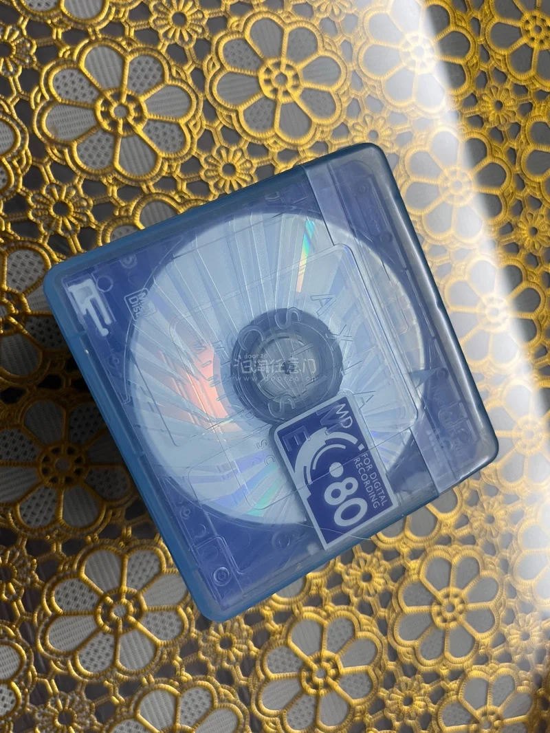 这次买入的是复古的迷你MD碟，用来听歌的，海运一个月终于到货，拿到手迫不及待开箱，商品完好无损，包装的非常完美，赶紧分享一波，感谢任意门！