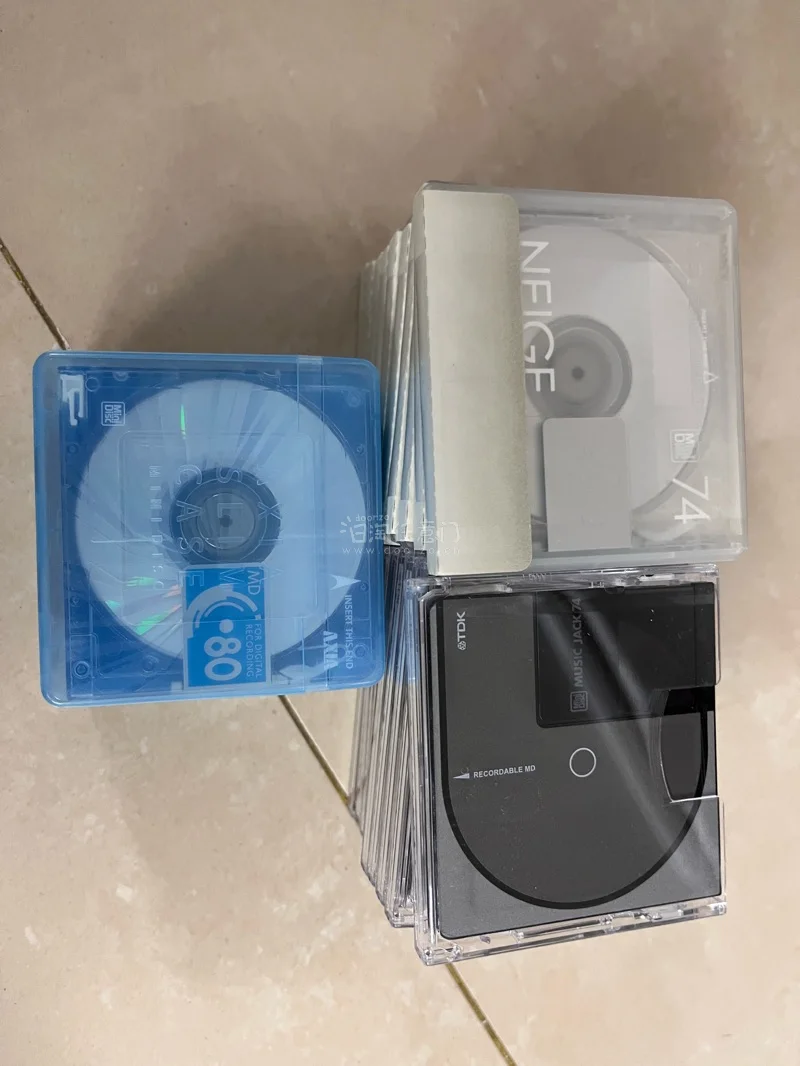 这次买入的是复古的迷你MD碟，用来听歌的，海运一个月终于到货，拿到手迫不及待开箱，商品完好无损，包装的非常完美，赶紧分享一波，感谢任意门！