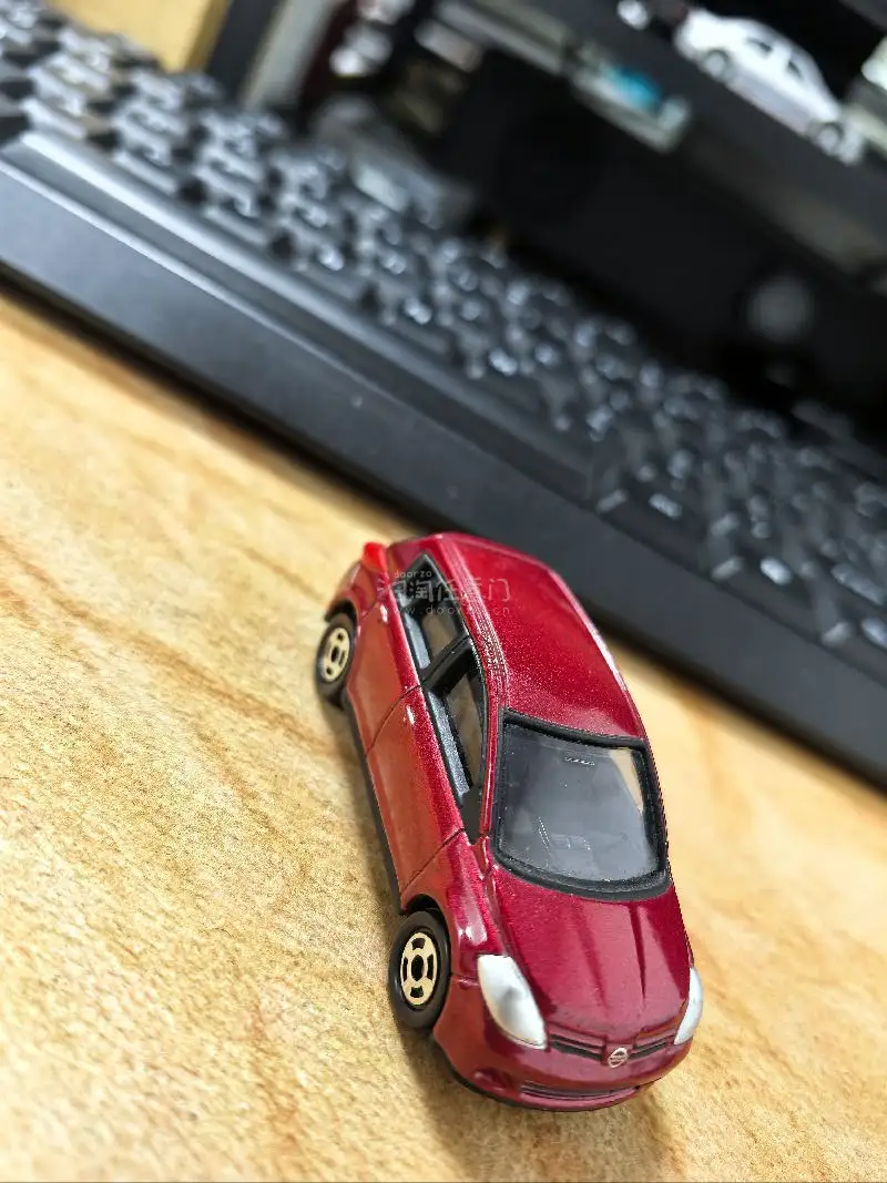 在这个海淘购物网站收到了很多绝版的小车，尤其是这辆日产骐达，是多美卡特注非市售版本。市面基本有价无市，或是天价。但在这里能以正常价格收到