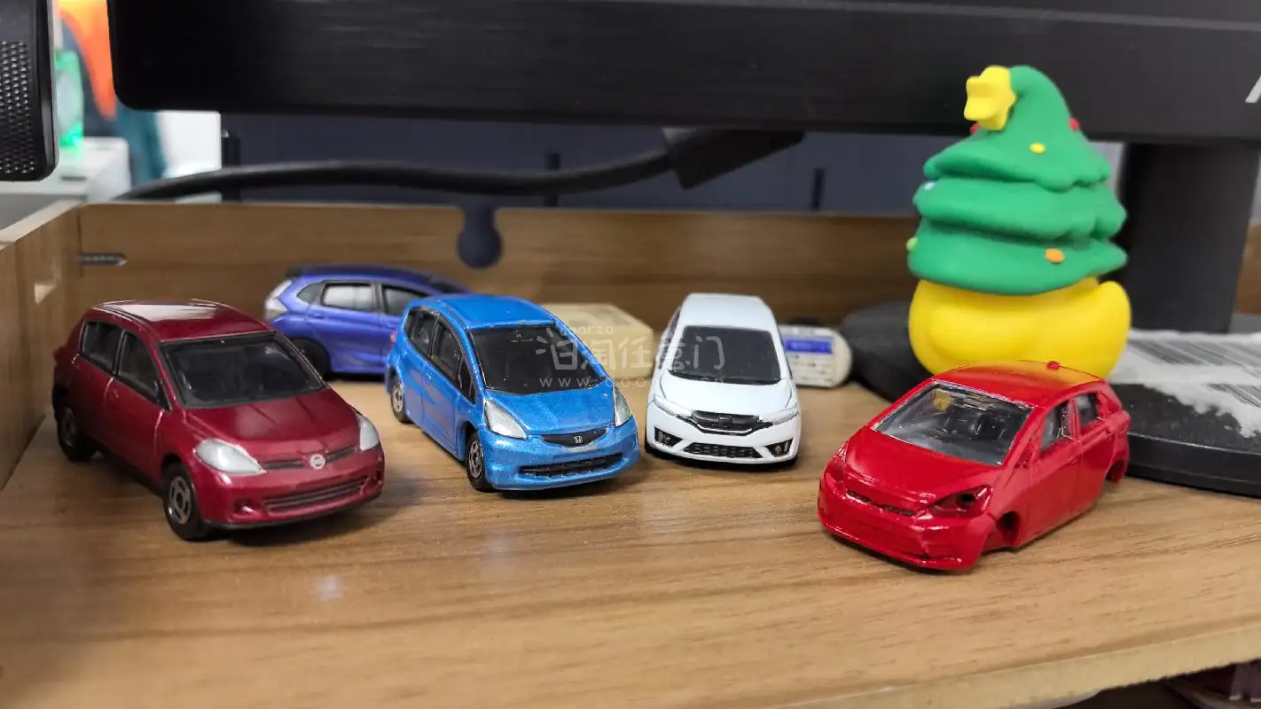 在这个海淘购物网站收到了很多绝版的小车，尤其是这辆日产骐达，是多美卡特注非市售版本。市面基本有价无市，或是天价。但在这里能以正常价格收到